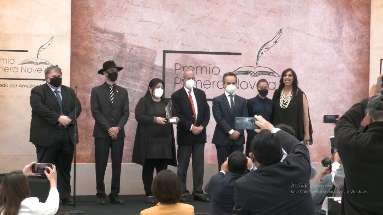 La escritora ganadora Karina Sosa, junto integrantes del presidium.