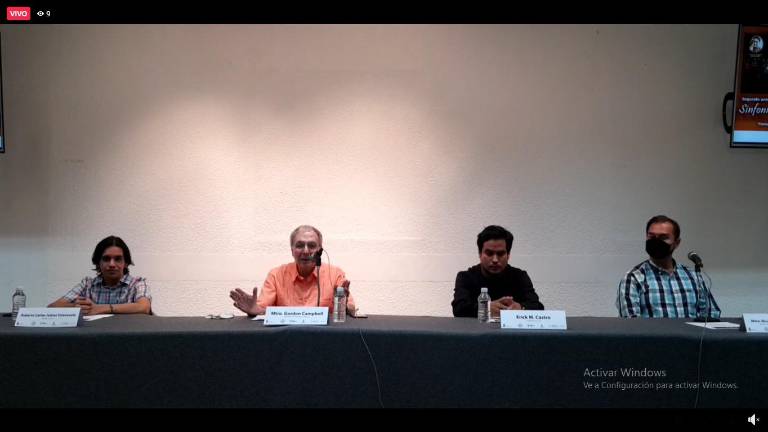 Gordon Cambell, compañado de Erick M. Castro, Roberto Carlos Juárez y Ricardo Rodríguez.