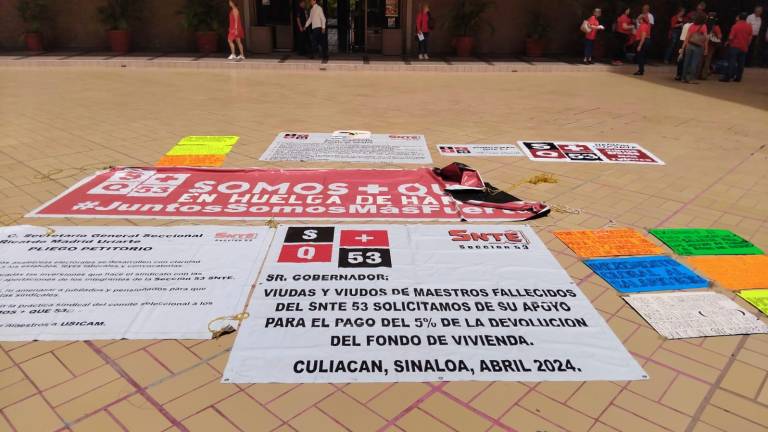 En Palacio de Gobierno integrantes del movimiento Somos más que 53 exigen respeto a la jubilación dinámica de los maestros.