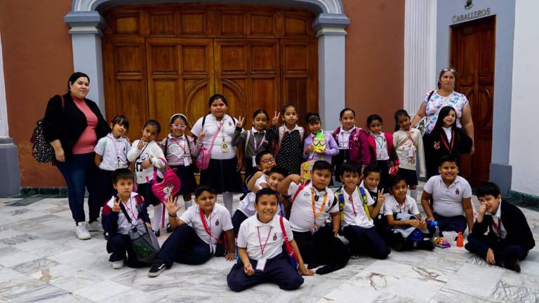 Alumnos la Primaria ‘Insurgentes’ y del Jardín de Niños ‘Antonio Martínez Atayde’ durante el recorrido.