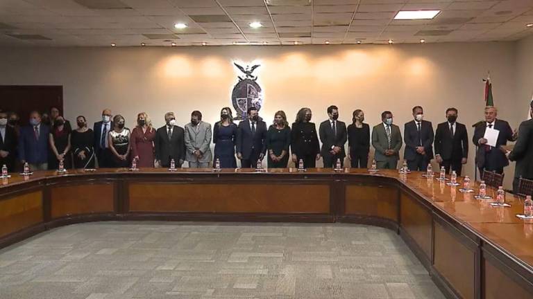 Los integrantes del Gabinete de Rubén Rocha Moya rinden protesta a primera hora del lunes 1 de noviembre.