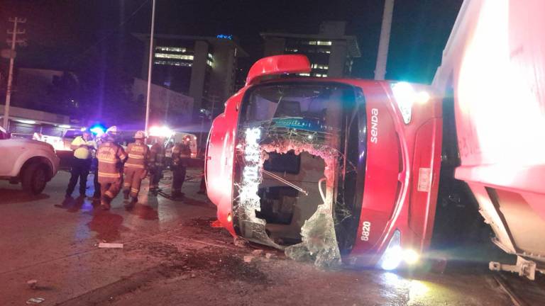 Equipos de rescate trabajaron en el lugar del accidente, atendiendo a los heridos.