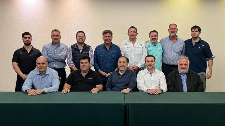 Directivos de los 10 clubes de la Liga Mexicana del Pacífico, durante la Asamblea.