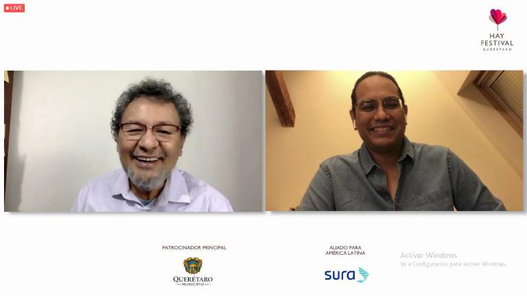 Élmer Mendoza y Luis Jorge Boone, durante la charla en el Hay Festival Querétaro.