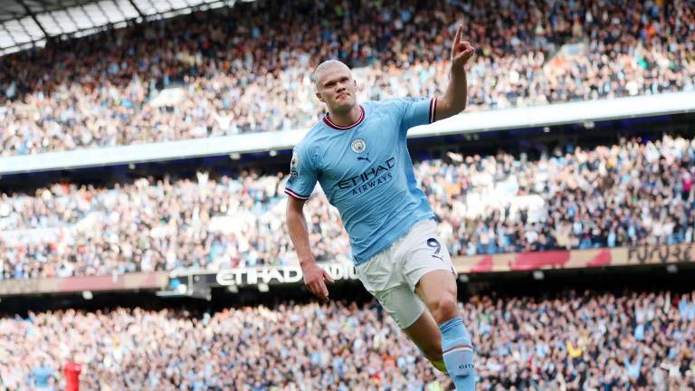 Erling Haaland marca dos goles.