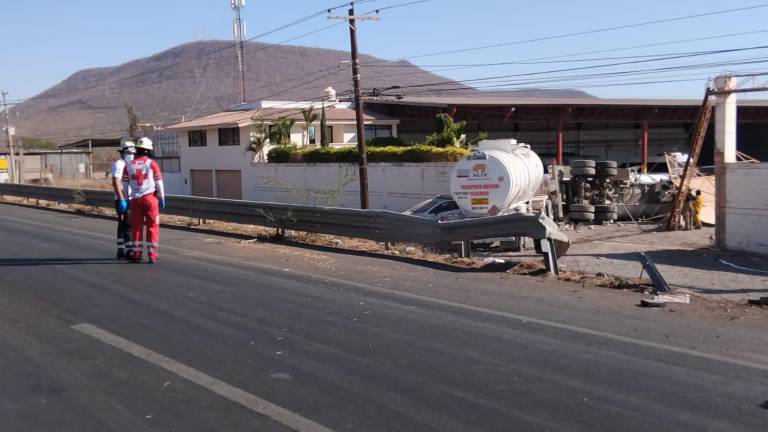 Una mujer sin vida y dos hombres heridos, es el saldo de un tráfico accidente registrado por la México 15, al sur de Culiacán.