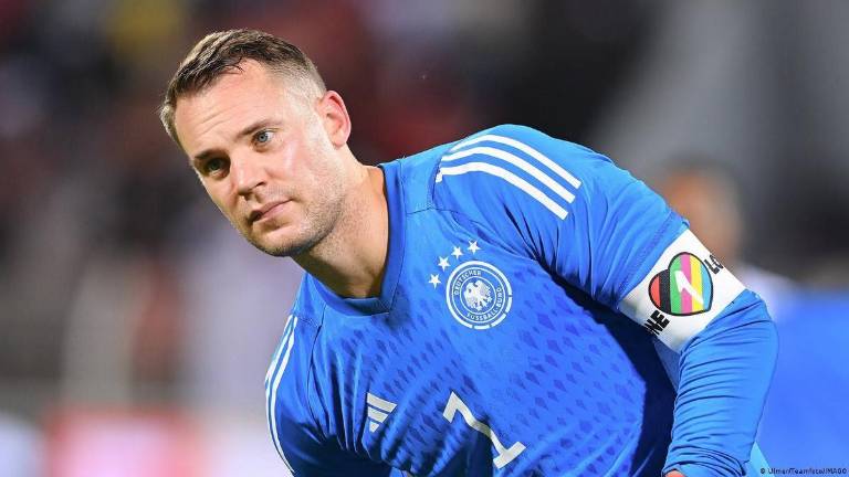 Manuel Neuer, portero de Alemania, pensaba usar el brazalete.
