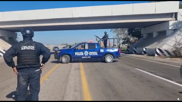 Elementos de la policía abren circulación en la caseta de La Plantera.