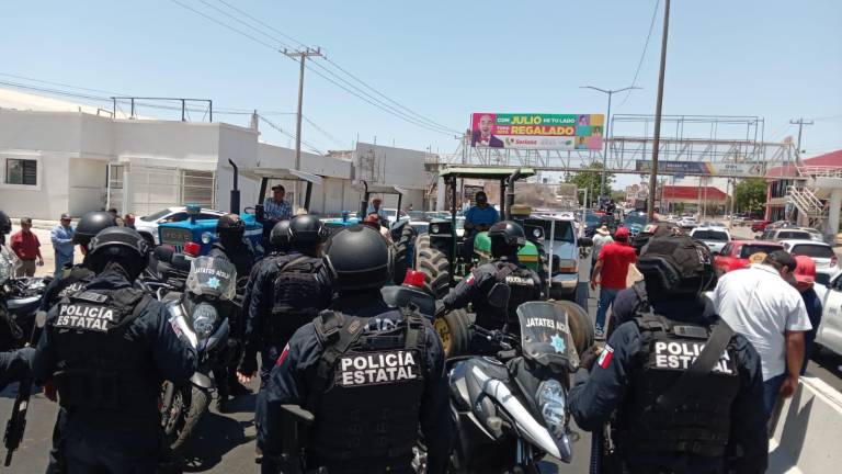 Policías estatales intentaron este martes frenar la marcha de los agricultores, pero no pudieron contenerlos.