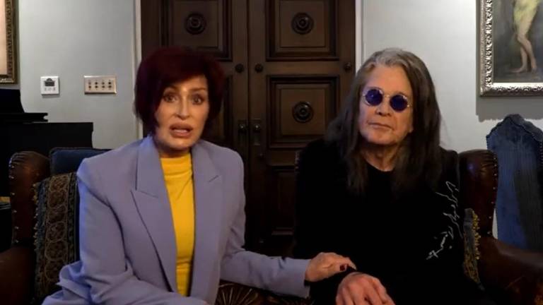 Ozzy Osbourne y su esposa publicaron que los líderes mundiales sepan que se necesita que el mundo defienda a Ucrania y apoye a los refugiados #standupforukraine.