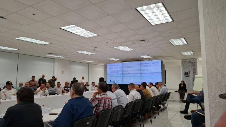 Reunión de autoridades y el sector pesquero para definir el fin de la veda del camarón.