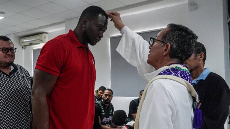 Gaston Essengue durante la misa que Venados Basketball celebró este miércoles.