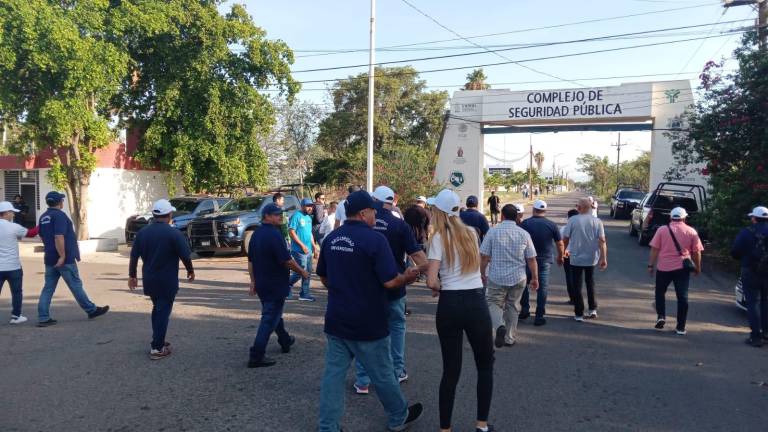 Llegada de universitarios al Complejo de Seguridad Pública, donde el Rector comparecerá ante un juez.