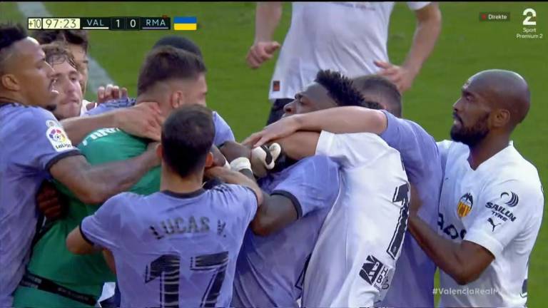 Vinicius es jaloneado por Hugo Duro.