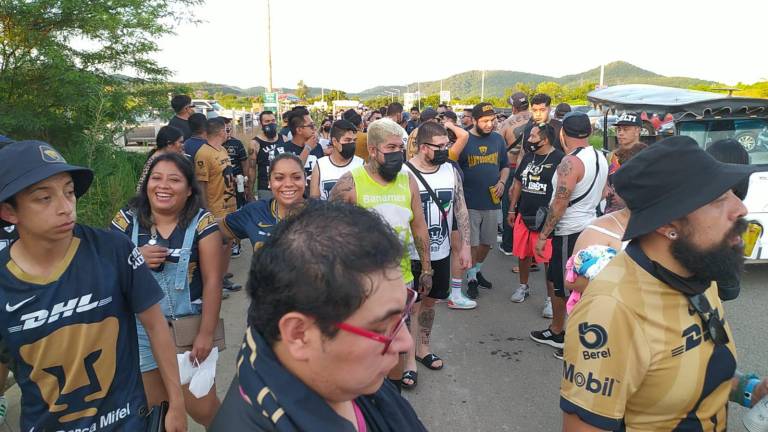 La afición puma llega al estadio de Mazatlán.