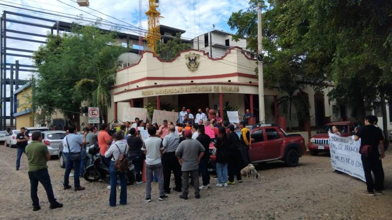 Protesta de personal universitario en las instalaciones de Radio UAS.