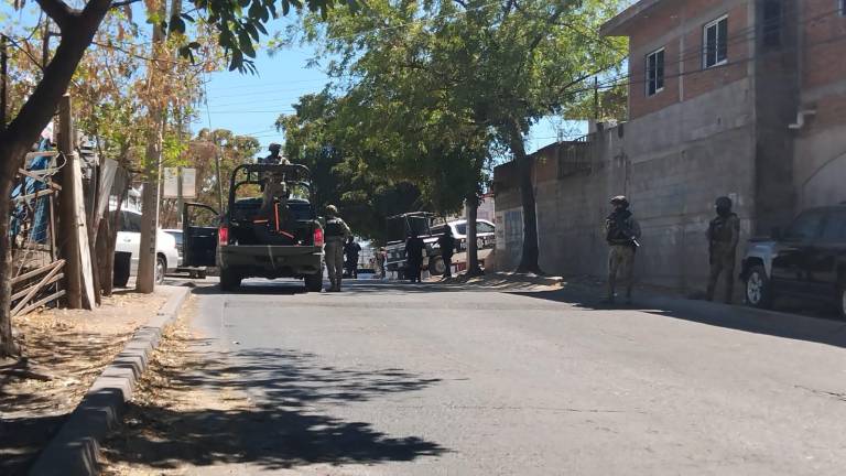 Elementos del Ejército Mexicano desplegaron un operativo tras reportes de detonaciones simultáneos de arma de fuego en colonias del sector sur de Culiacán, el jueves 27 de marzo.