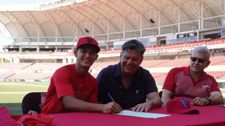 Joan Plasencia firmó en presencia de Ismael Barros y Jesús Valdez, Presidente y Gerente Deportivo del club, respectivamente.