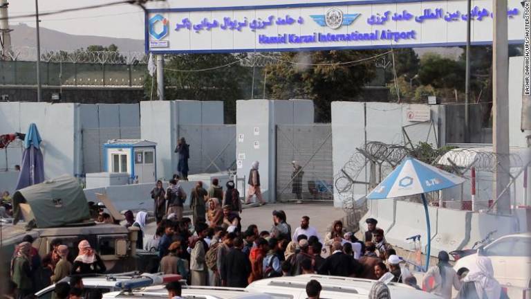 El Aeropuerto Internacional Hamid Karzai de Kabul, el más importante de Afganistán, es la única salida de dicho país árabe, desde que los talibanes retomaron el poder.