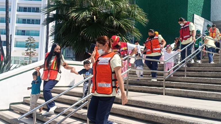 Evacuación de guardería como parte del simulacro nacional contra sismos.