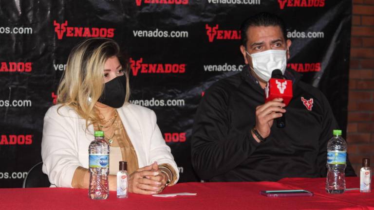 Paúl Luque Wiley y Anabella García en la rueda de prensa.
