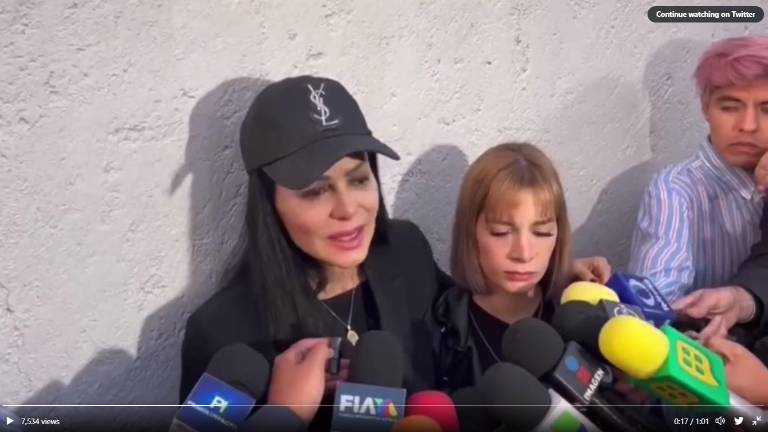 Maribel Guardia agradece las muestras de apoyo del público.