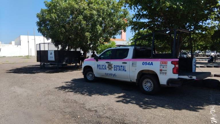 Una patrulla de la Unidad Especializada en Violencia Familiar y de Género atiende el reporte.