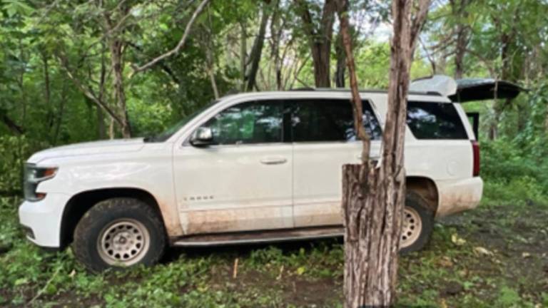 Una camioneta con blindaje de fabrica fue asegurada por elementos del Ejército en San Ignacio.