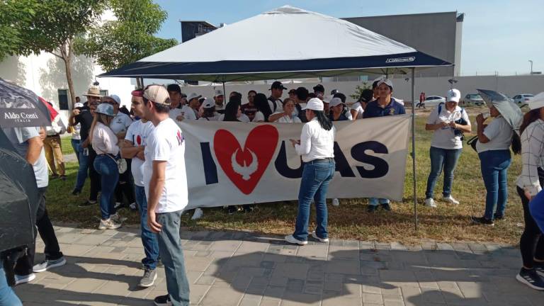 Trabajadores de la UAS que asisten al Centro de Justicia Penal a respaldar a funcionarios universitarios.