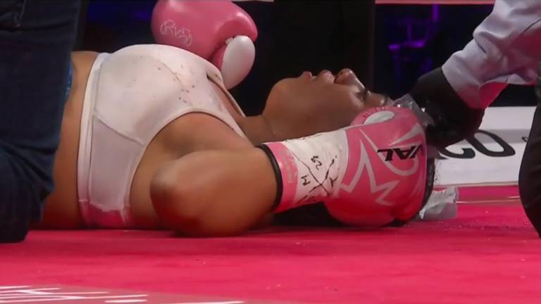 Jeanette Zacarías Zapata fue noqueada y luego hospitalizada.