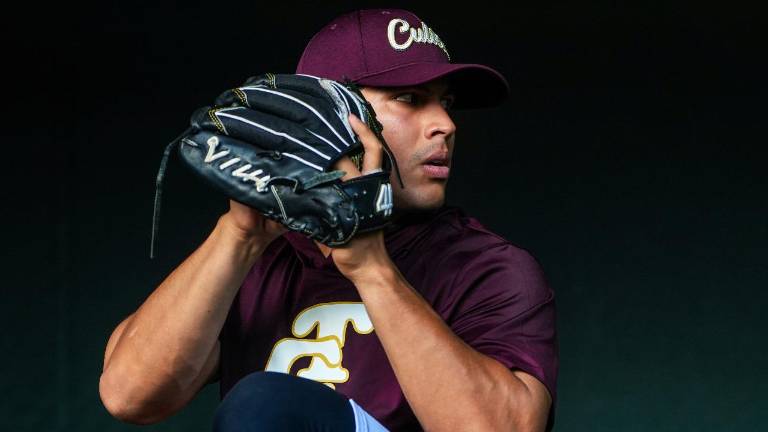 Víctor Castañeda ya se pone a tono en el campamento de Tomateros de Culiacán.