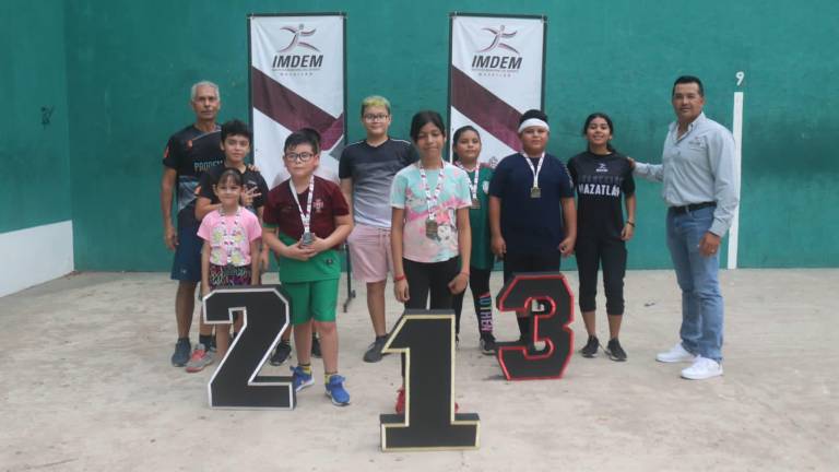Los jóvenes alumnos son premiados.