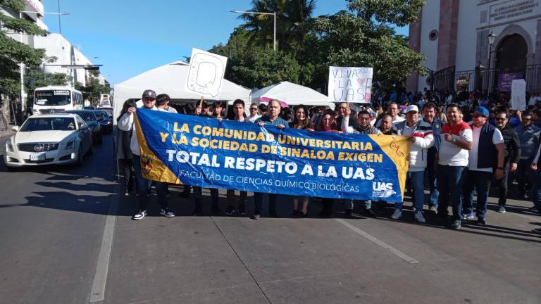 Estudiantes de la UAS son movilizados para mantner las protestas contra el Gobierno de Sinaloa por lo que llaman “persecución política”.