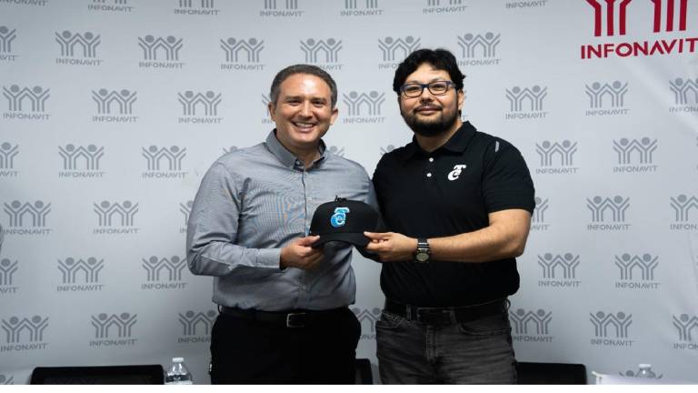 Héctor Ley Pineda sella el convenio de colaboración con una firma.