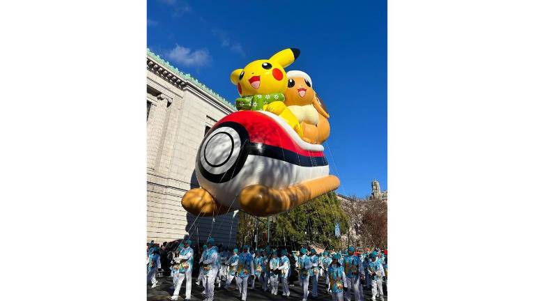 Pikachu, el icónico personaje de Pokémon, iluminó el cielo de Nueva York, junto a Eevee, en una pokebola.