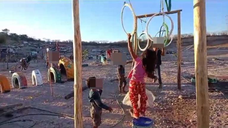 Niños disfrutan de los juegos instalados en el parque recién construido en la colonia Bicentenario, en Culiacán, con productos reciclados.
