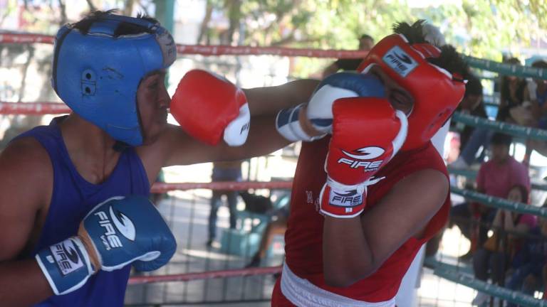 Los boxeadores brindan sus mejores golpes.