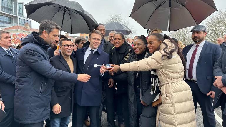 Emmanuel Macron toma la llave de la Villa Olímpica.