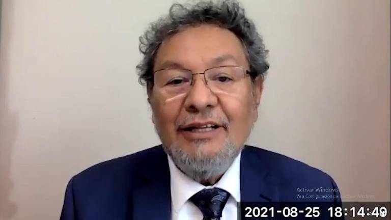 Élmer Mendoza, durante el discurso de recepción del reconocimiento.