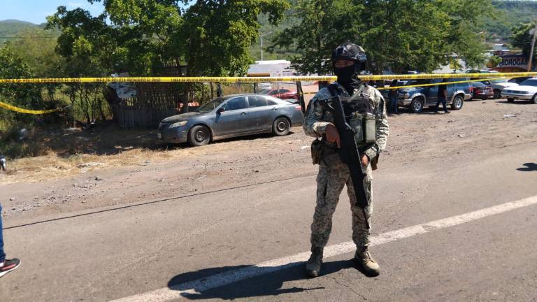 Los cuerpos sin vida de dos personas fueron encontradas en la cajuela de un carro baleado, al sur de Culiacán.