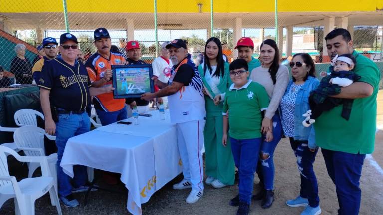 Ramón Antonio Meza Díaz recibe su reconocimiento acompañado de su familia.