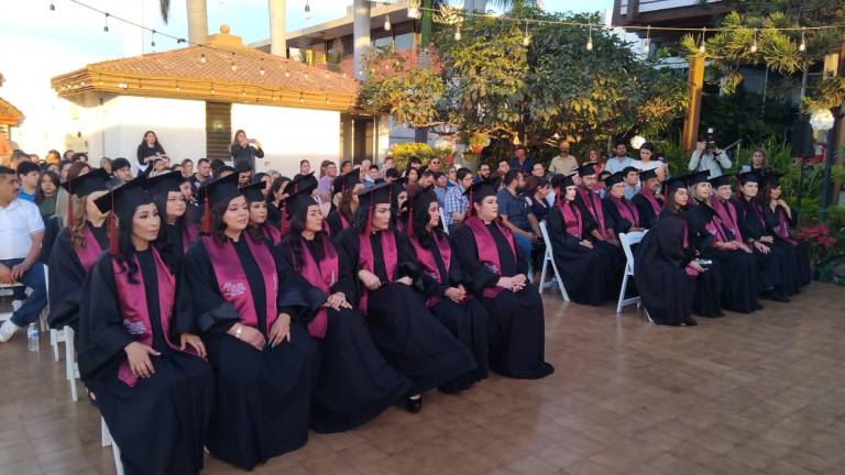 Los nuevos egresados del Instituto de Neurociencias y Educación de Sinaloa, estuvieron acompañados por familiares y amigos en la ceremonia de graduación.