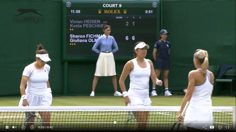 Sharon Fichman y Giuliana Olmos saludan a sus rivales tras el juego.