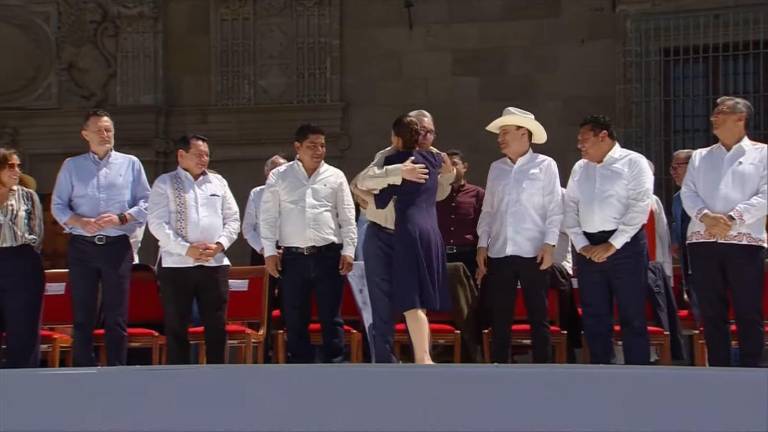Rubén Rocha Moya fue sentado en primera fila, y sobre el escenario, al igual que el resto de gobernadoras y gobernadores que asistieron.