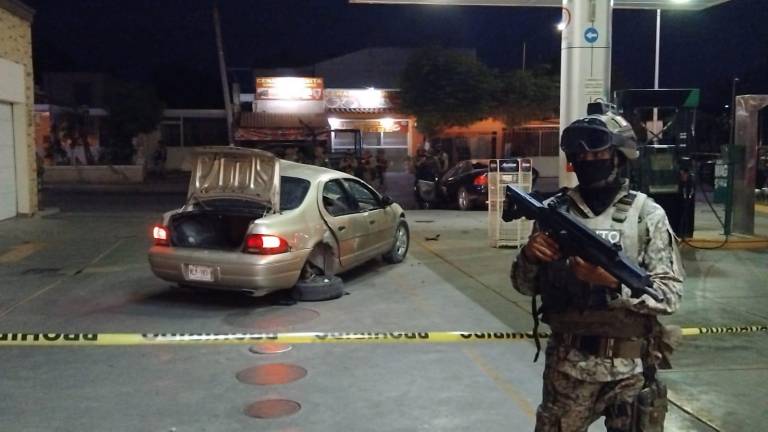 Rodrigo Rigoberto viajaba en un automóvil Dodge Stratus cuando fue impactado por la unidad en la que fallecieron dos civiles armados.