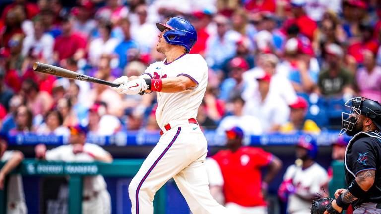 J.T. Realmuto definió en la décima entrada con un jonrón, en otro de los juegos que fueron continuación del sábado.