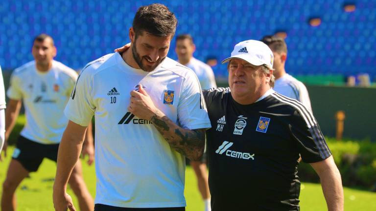 Miguel Herrera platicó con el delantero francés André-Pierre Gignac.