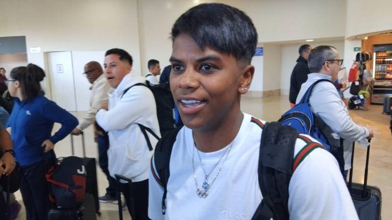 Prisca Awiti hace su arribo a Mazatlán.