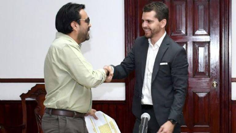 El Presidente Municipal de Culiacán, Juan de Dios Gámez, junto al director del Instituto Municipal de Cultura, Alonso Ramírez.