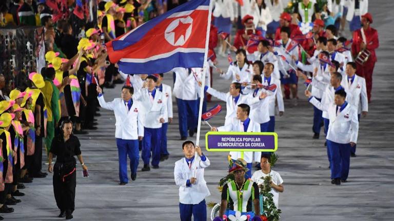El presidente del COI, Thomas Bach, y representantes de un equipo norcoreano.